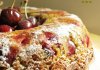 Gâteau aux cerises, éclats de pistaches et crème fraîche