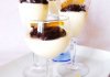 Panna cotta fleurs d'oranger et ganache chocolat, dans des coupes pour un dessert de fêtes !