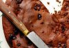 Le crime était presque parfait, mais l'arme du crime avait été oubliée sur la table… Une mort exquise, un irrésistible gâteau au chocolat !