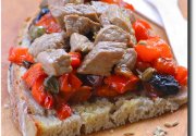 Bruschetta méditerranéenne à l'agneau presto, poivrons, câpres, olives et graines de fenouil
