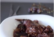 Lapin aux pruneaux, raisins noirs et pain d’épices