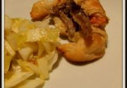 Croissants aux oeufs brouilles a la tomate & agneau confit - medialunas a los huevos revueltos al tomate & cordero confitado