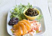 Pruneaux enracinés au raifort, tomate râpée et saumon frais