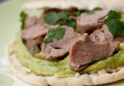 Filets d’Agneau Marinés, Tartinade d’Avocat à la Coriandre et Pitas