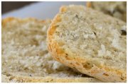 Pain aux herbes de Provence, ail et graines de courge