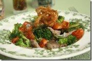 Rumsteck au Bouillon de Wasabi, Tomate Cerise Confite et Tempura d’Oignon