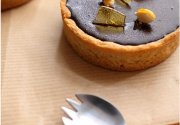 (Re)Découvrez la Tarte “noisette” au chocolat fondant, crème caramel et pignons caramélisés
