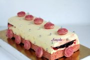 Bûche chocolat blanc-framboises-biscuits roses