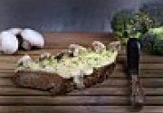 Tartine crémeuse au Mont d'Or et champignons crus à l'huile de noix, "chapelure" de brocoli