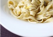 Tagliatelles maison parfumées aux zestes de citron et graines de pavot