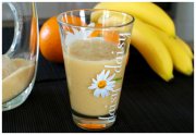 Smoothies banane, grenade et orange