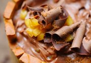 Que c'est difficile de couper les gâteaux en 3… et demi ! Petite charlotte aux pommes, pain d'épices et chocolat !