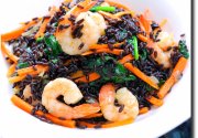 Poêlée de riz Venere au carottes, queues de crevettes et épinards