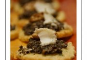 Tartelettes sablées au caviar d'olive, chèvre et noix