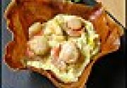 Tulipes de noix de Saint-Jacques sur fondue de poireaux safranée aux crevettes