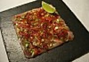 Carpaccio de volaille, ciboule, pousses de betterave et piment fumé...