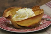 Pour une Chandeleur rigolote : tartelettes en crêpes aux framboises et chantilly au citron vert
