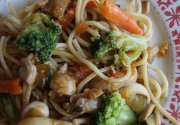 quand des spaghettis italiennes rencontrent une sauce asiatique ça donne des spaghettis aux légumes et lait de coco et