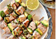 Brochettes thon-avocat au barbecue, sauce chien
