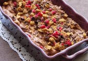 Mousse au chocolat, avec des framboises et des spéculoos