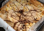 Le vendredi c'est retour vers le futur… Tout moelleux gâteau très amande et chocolat parce qu'il fait un temps à se réconforter l'intérieur !