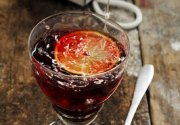 A l'heure de l'apéro et si le kir arrivait tout fait, ou presque, sur la table ? Kir tout rouge acidulé et parfumé !