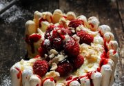 Comme il me restait quelques framboises… Vacherin tout glacé vanille et framboises !