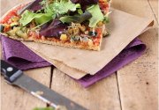 Pizza à la farine de pois chiche et sa salade mesclun