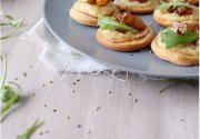Pizzettes au chèvre et poires caramélisées