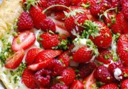 Le vendredi c'est retour vers le futur… Et toujours en courant, tarte croustillante aux fraises, mascarpone, pistaches et sirop acidulé…