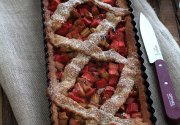 Tarte à la rhubarbe ( pate façon spéculoos) salade de fraises à la verveine