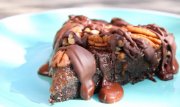 Gâteau cru façon "Turtle" avec caramel de dattes