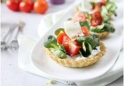 Tartelette aux fromages frais, tomates cocktail et mâche