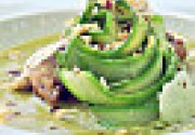 Crème légère de petits pois au brebille Papillon, ris d'agneau, asperges vertes et copeaux de rondin de brebis