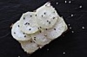 Tartine black & white au Philadelphia (radis noir, saumon, aneth & sésame)