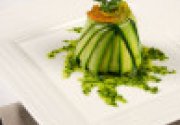 Charlotte de courgettes au chèvre frais, fleurs et sauce "crue