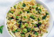 Pâtes et pesto pourrait bien être mon refrain de l'été ! Farfalle aux Légumes verts et pesto de pistaches...