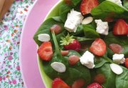 Pousses d'épinard, fraises et féta