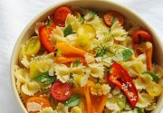 Pâtes et pesto pourraient bien être mon refrain de l'été tome 2 ! Farfalle aux petits légumes multicolores et pesto aux pignons...