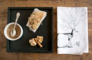 Galettes au son d’avoine, figues, raisin, noisettes, sirop d’érable et beurre de cannelle