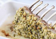 Carré d’agneau en croûte d’herbes et pistaches