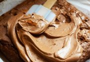 Le vendredi c'est retour vers le futur ! Brownie noir couvert d'un nuage de…