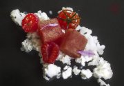 Pastèque, tomate confite et framboise sur neige de yaourt à l'huile d'olive