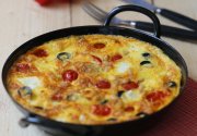 Tortilla aux tomates cerise ,olives noires et feta