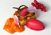 Brioche perdue à la compotée d'abricots vanillée, sorbet framboise