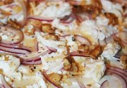 Flammekueche noix, chèvre et miel l'Alsace aux couleurs sucrées-salées